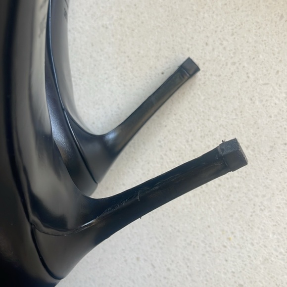 Saint Laurent Classic Black Leather Heels - Picture 5 of 9